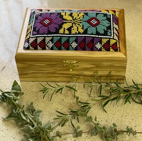 olive wood box (1) olive wood box (1)